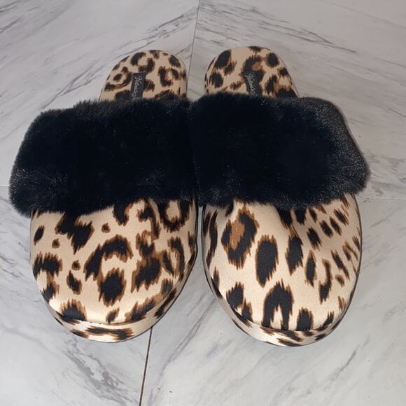 Victoria's Secret Leopard Fuzzy Slippers Size Medium - Picture 2 of 11